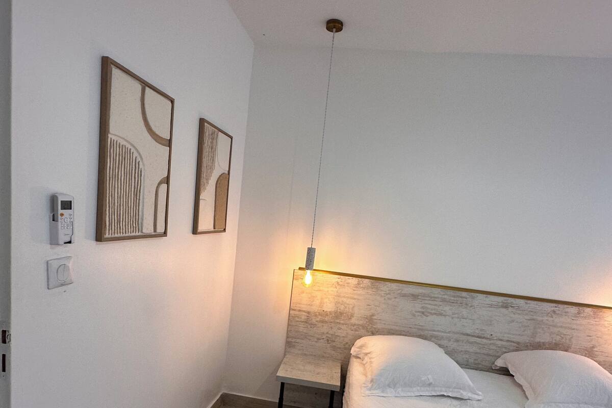 Blackout curtains, soundproofing, free WiFi