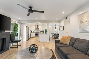 Una Smart TV, una chimenea