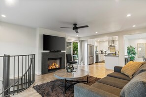 Una Smart TV, una chimenea