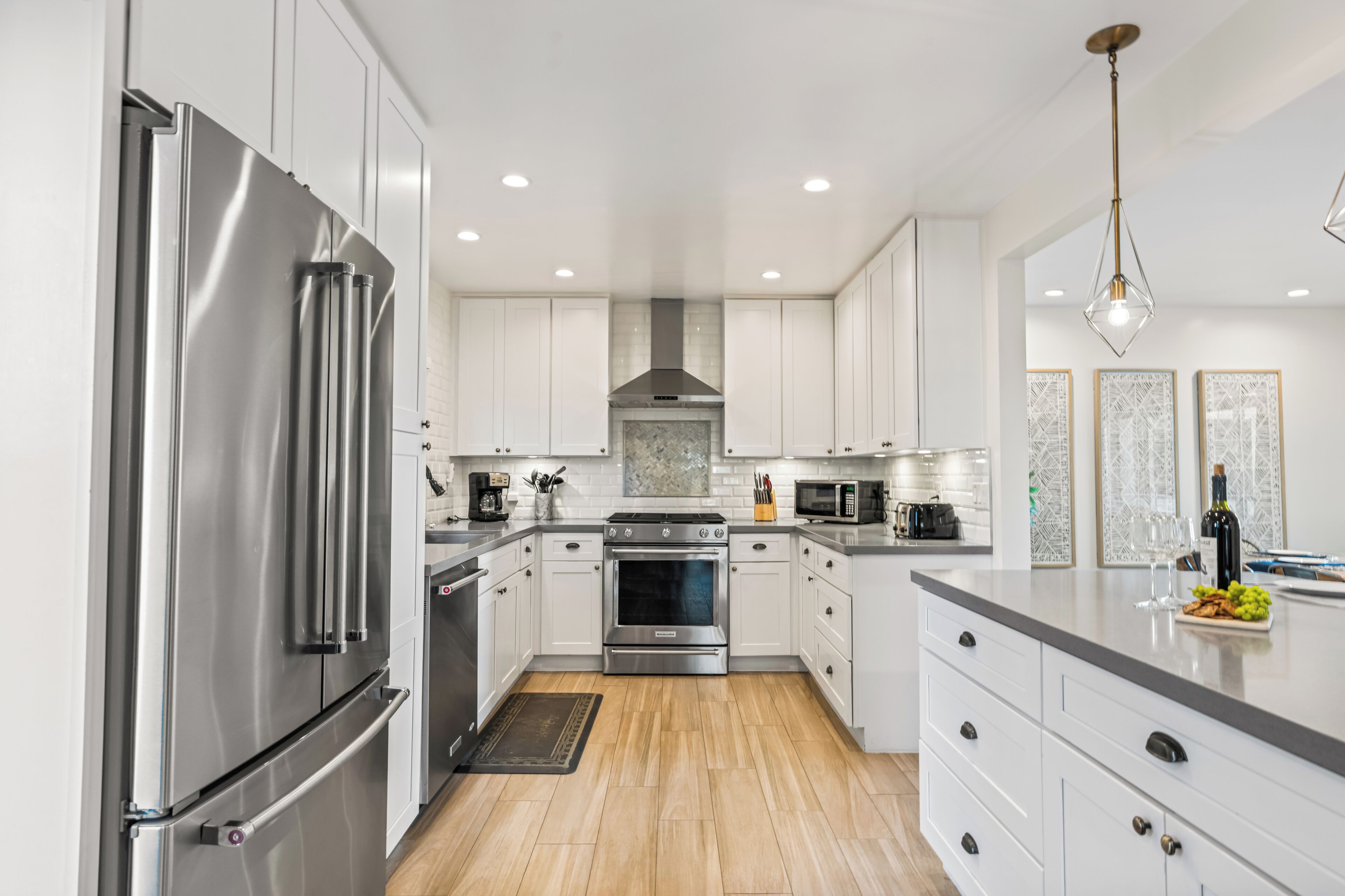 Kjøleskap, mikrobølgeovn, ovn og kokeplater