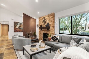 Smart TV, fireplace - Saltwater pool, chef’s kitchen & spacious indoor–outdoor living | Casa Papagayo (Palm Springs)