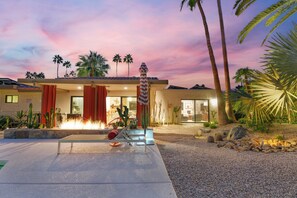 Terrace/patio - Saltwater pool, chef’s kitchen & spacious indoor–outdoor living | Casa Papagayo (Palm Springs)