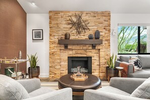 Una Smart TV, una chimenea