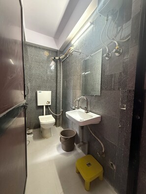 ห้องสแตนดาร์ด | ห้องน้ำ | ฝักบัว, ผ้าเช็ดตัว, สบู่, ยาสระผม