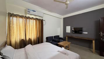 Luxury Double or Twin Room | Desk, laptop workspace, free WiFi