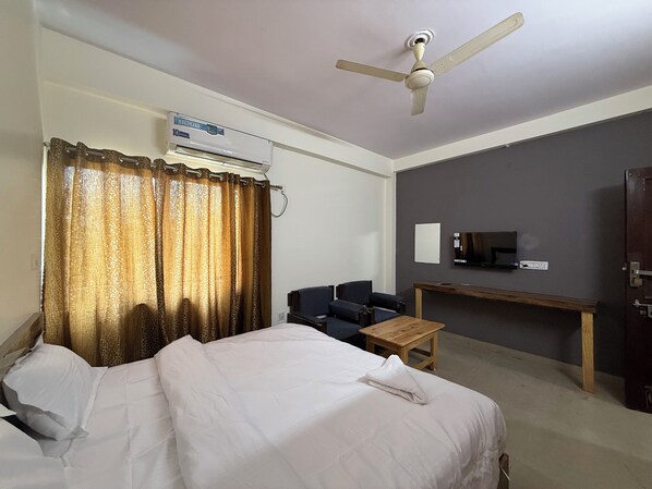 Luxury Double or Twin Room | Desk, laptop workspace, free WiFi