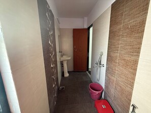 Luxe kamer, 1 twee- of 2 eenpersoonsbedden | Badkamer | Een douche, handdoeken, zeep, shampoo