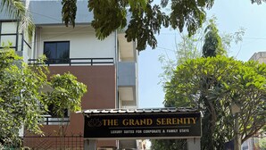 The Grand Serenity -hotellin sisäänkäynti. Hotelli tarjoaa ylellisiä sviittejä, jotka sopivat erinomaisesti yritys- ja perhematkoille.