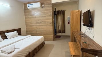 Luxury Double or Twin Room | Desk, laptop workspace, free WiFi