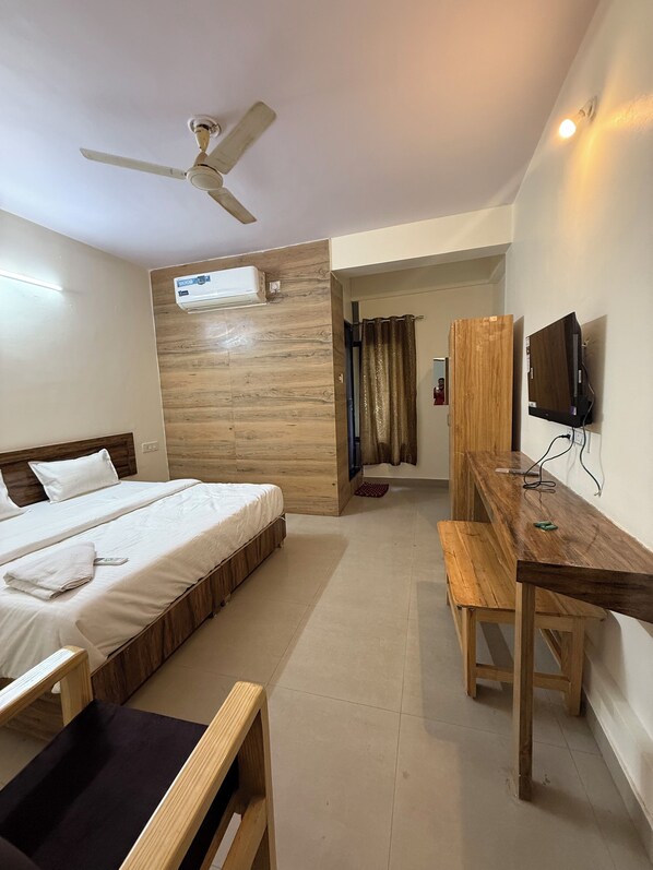 Desk, laptop workspace, free WiFi - THE GRAND SERENITY HOTEL (Nagpur)