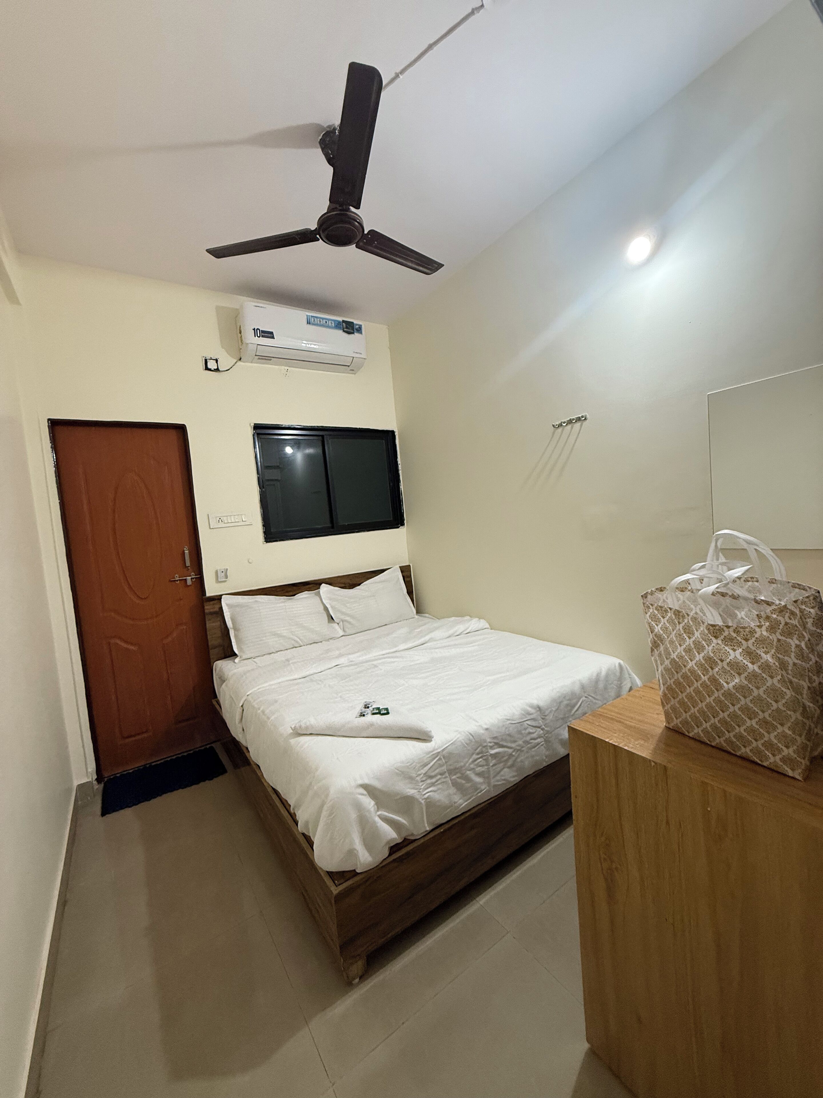 Standard-huone | Työpöytä, kannettavalle tietokoneelle sopiva työtila, ilmainen Wi-Fi