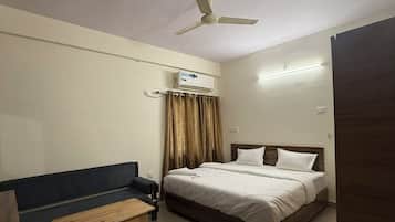 Luxury Double or Twin Room | Desk, laptop workspace, free WiFi