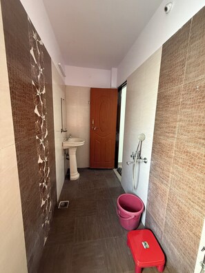 Luxury Double or Twin Room | Bathroom | Shower, towels, soap, shampoo