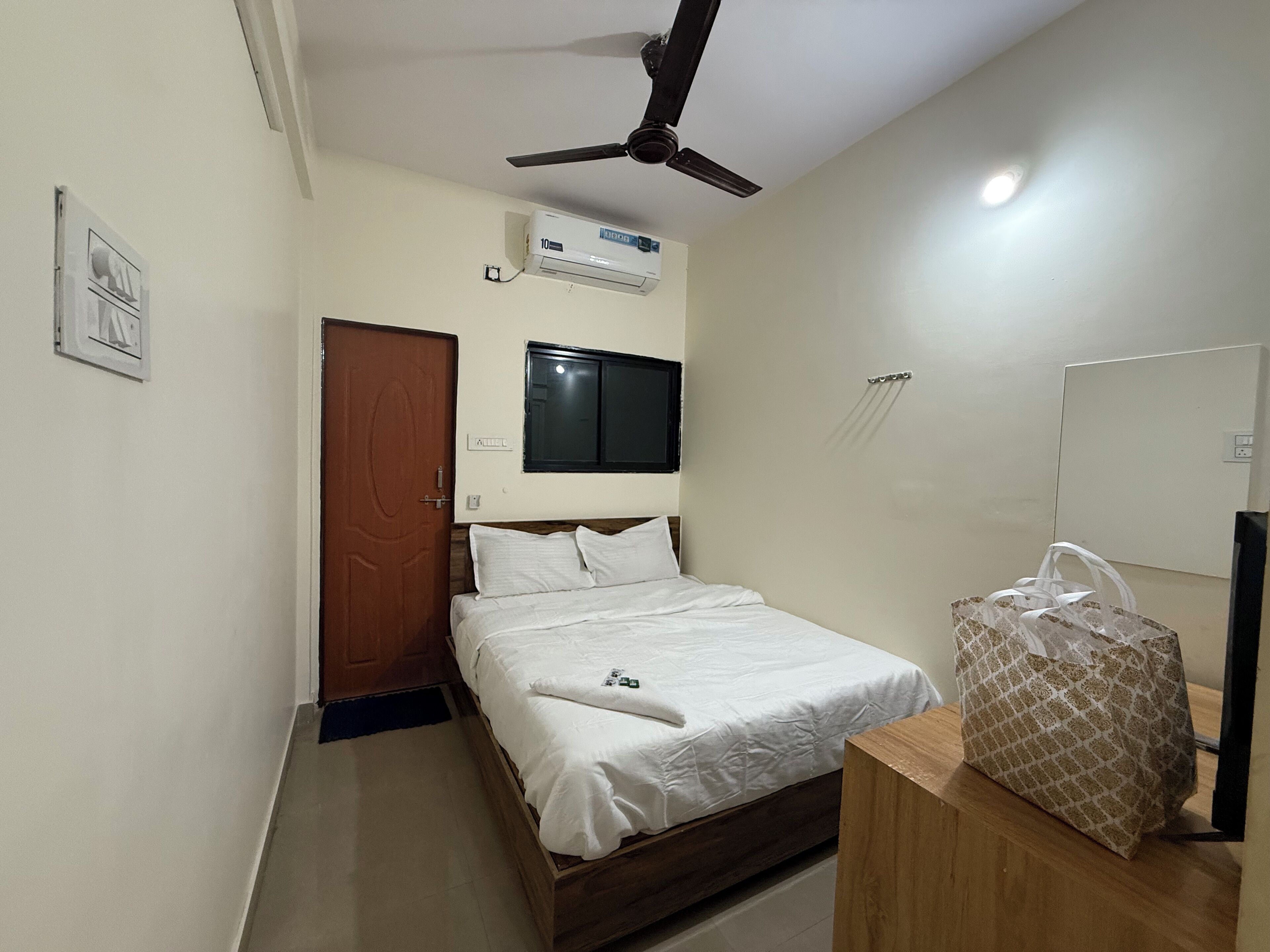 Standard Room | Meja, ruang kerja komputer riba, Wi-fi percuma 
