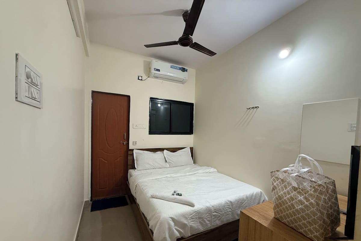 Rom – standard | Skrivebord, skrivebord for bærbar PC og wi-fi (inkludert)