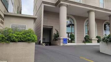 Vista frontal de la propiedad