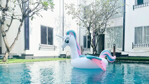 Ein Schwimmbecken mit einer großen aufblasbaren Einhorn-Luftmatratze.