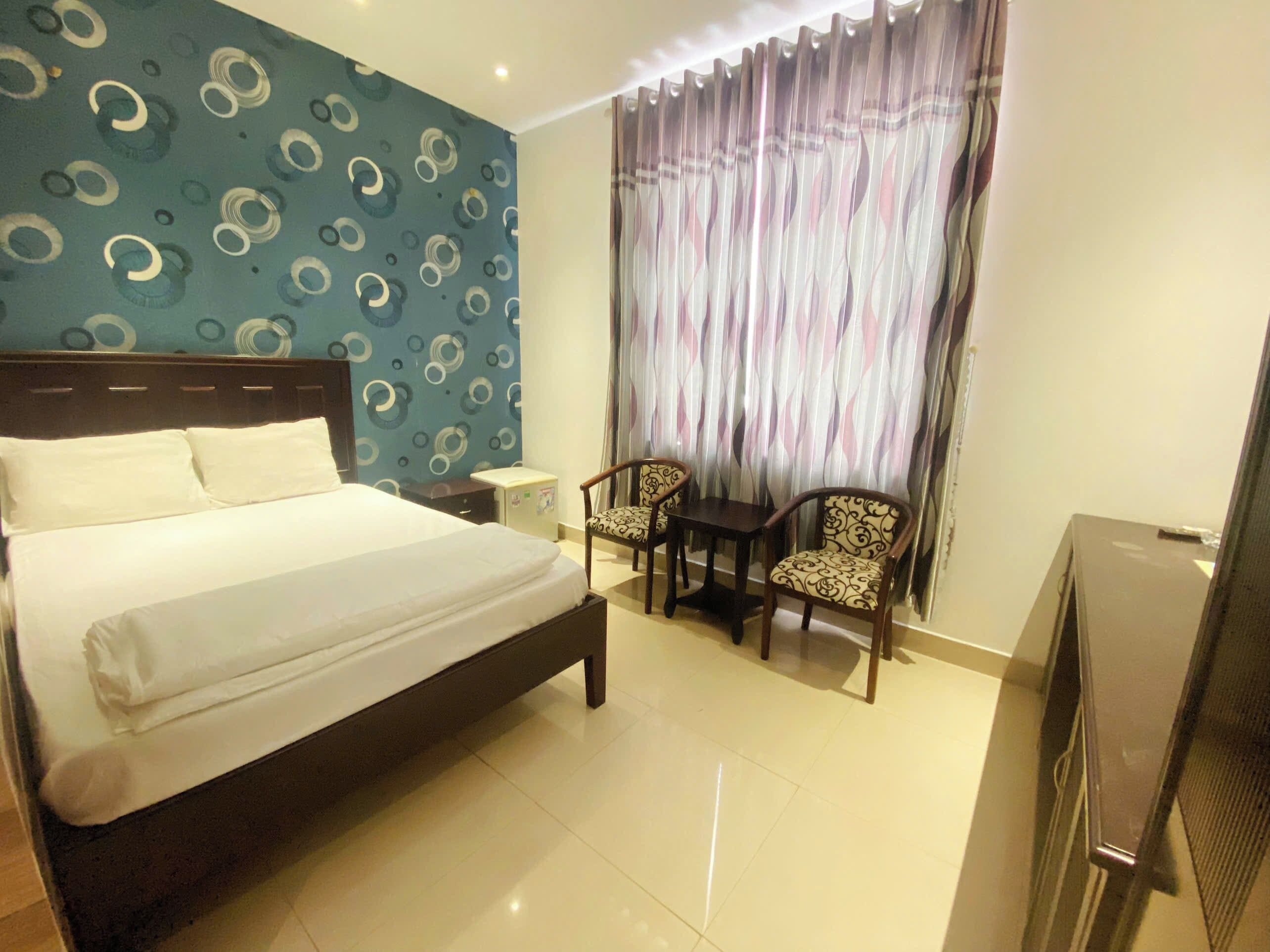 Blackout drapes, free WiFi