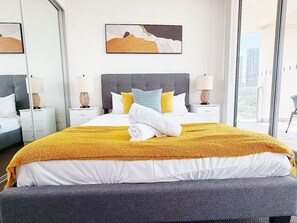 Iron/ironing board, WiFi, bed sheets - Stunning 2BR with River & City Views in Parramatta (Parramatta)