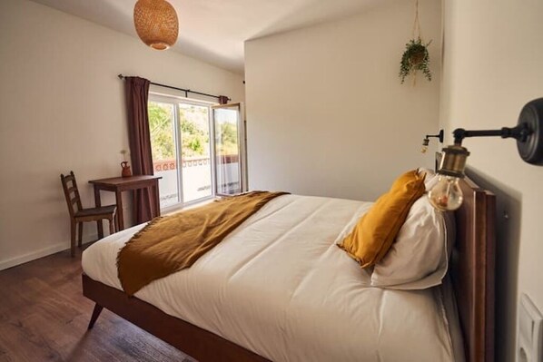 Iron/ironing board, WiFi, bed sheets