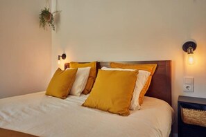 Iron/ironing board, WiFi, bed sheets - Bright & Cozy Ensuite Room with Private Balcony in Our Coliving Home (Santo Isidoro)