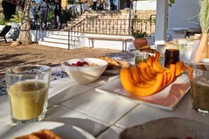 Outdoor dining - Barefoot Guesthouse – A Warm, Spacious Hideaway in the Ribeira d’Ilhas Valley (Santo Isidoro)