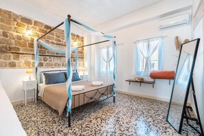 Tabla de planchar con plancha, wifi y ropa de cama 