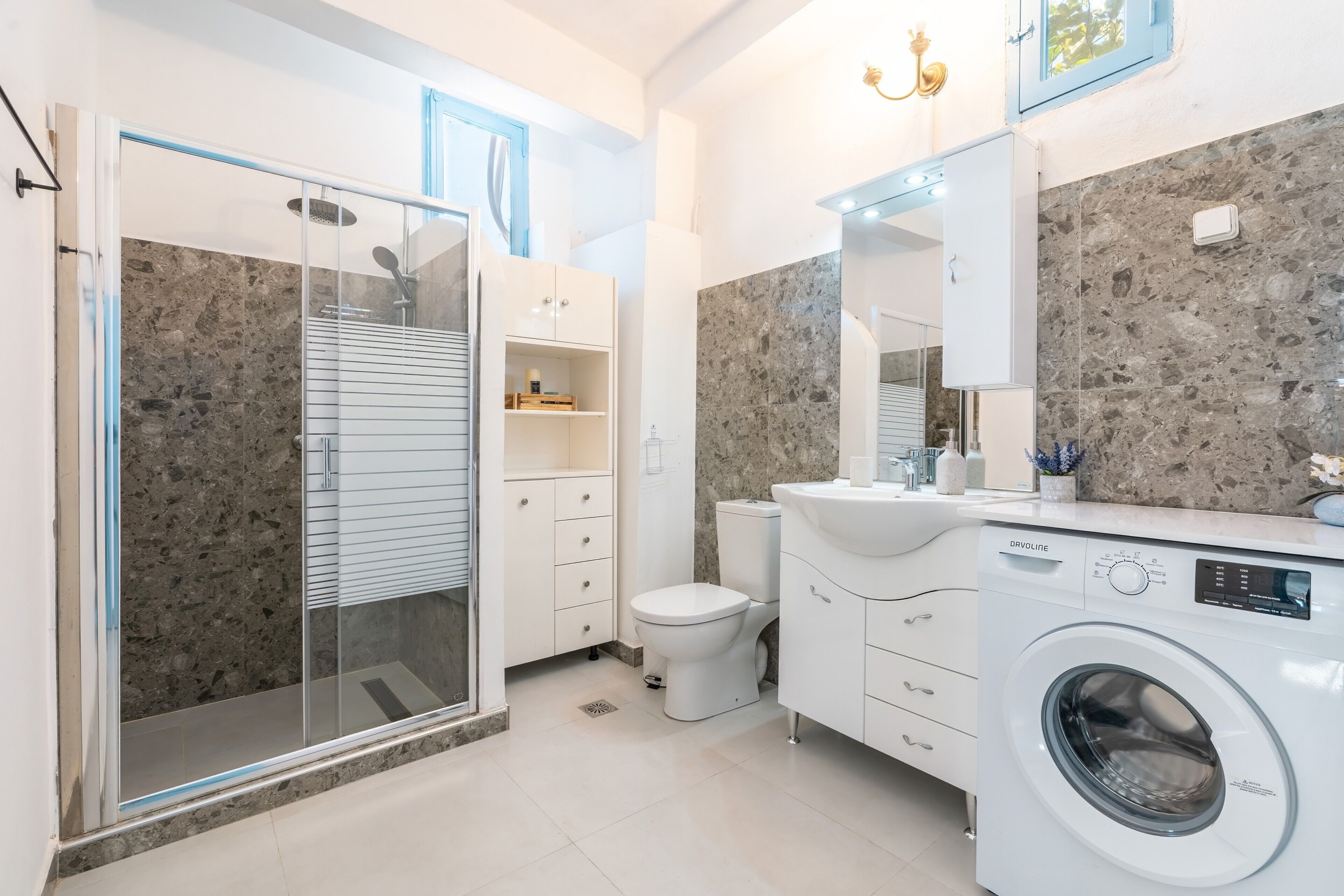Shower, hair dryer, towels