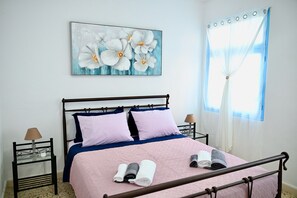 Tabla de planchar con plancha, wifi y ropa de cama