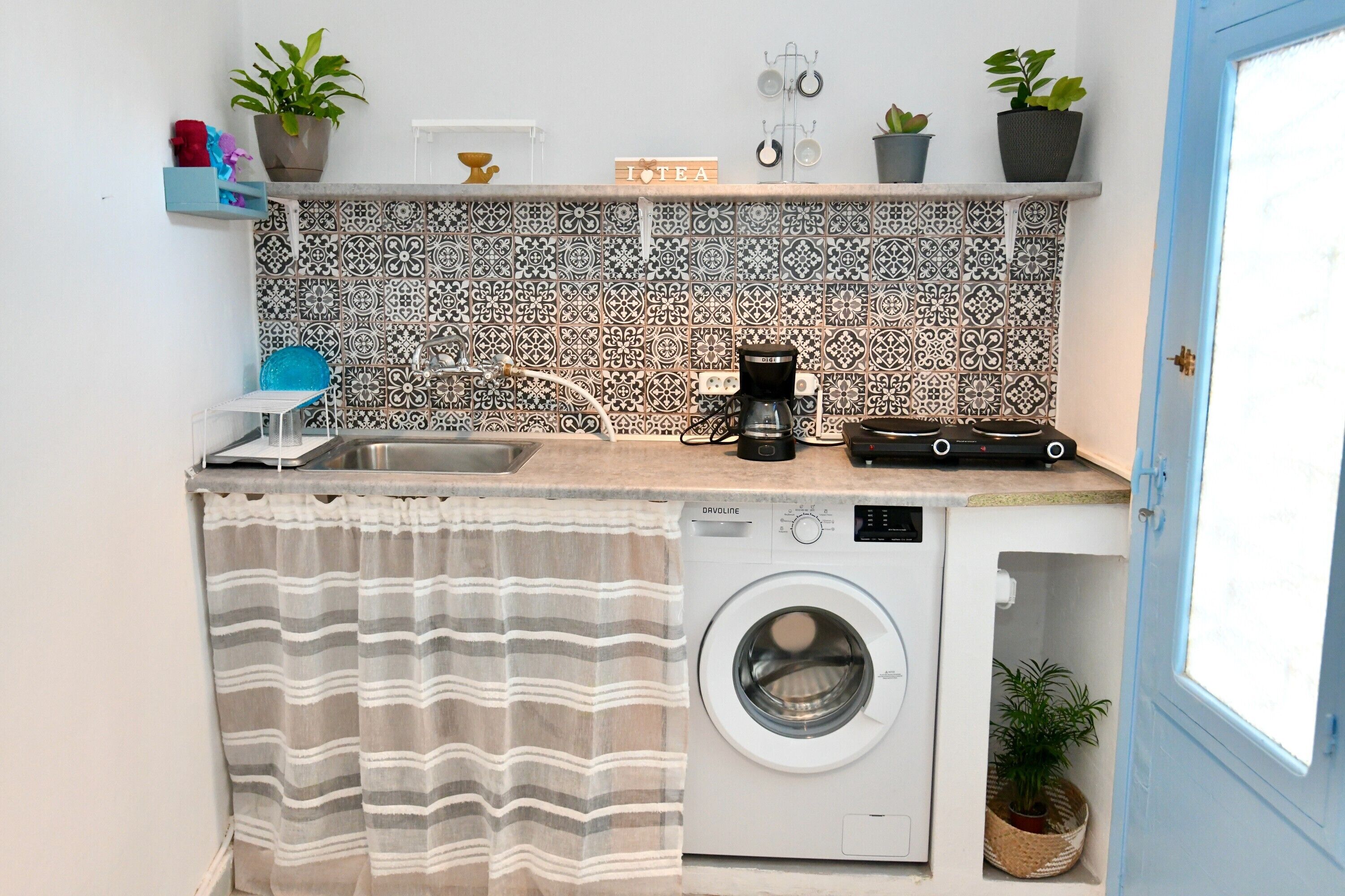 Kjøleskap, mikrobølgeovn, kokeplater og kaffetrakter/tekoker