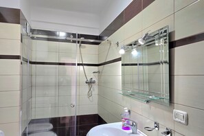 Familienapartment, Mehrere Schlafzimmer, Meerseite (Dream View Apartment Durres 090) | Badezimmer | Dusche, Haartrockner, Bidet, Handtücher