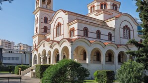 Una iglesia grande e histórica con múltiples cúpulas y ventanas arqueadas.