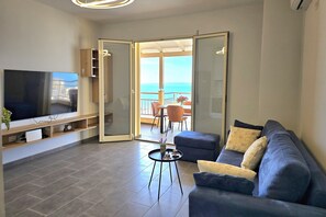 Familjelägenhet - flera sovrum - intill bergen (Hill Apartment with Sea View in) | Vardagsrum | 21-tums smart-tv med kabelkanaler
