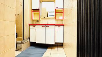 Basic Apartment | Bathroom | Shower, free toiletries, hair dryer, towels