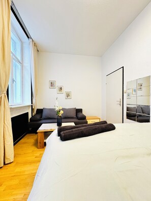 Basic Apartment | Iron/ironing board