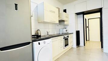 Appartamento Basic | Cucina privata | Frigorifero, microonde, piano cottura, lavastoviglie