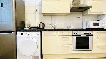 Refrigerador, microondas, placa de cocina, lavavajillas