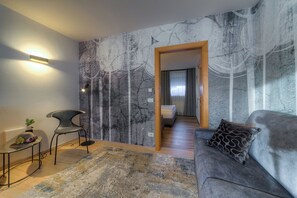 Apartment, Mehrere Betten, Balkon, Bergblick | Wohnbereich