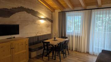 Familienapartment, 2 Schlafzimmer, Balkon, Bergblick | Terrasse/Patio