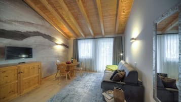 Căn hộ dành cho gia đình, 2 phòng ngủ, ban công, quang cảnh núi | Khu vực ăn uống tại phòng