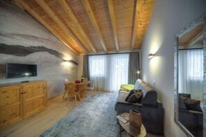 Family Apartment, 2 Bedrooms, Balcony, Mountain View | In-room dining