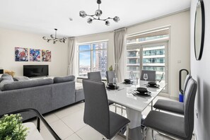 تناول الطعام داخل ا لغرفة