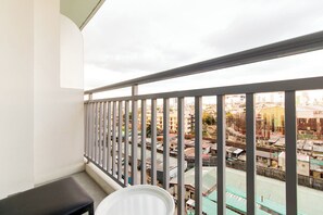 Property grounds - Cozy condo with AC in soothing near Rockwell (Mandaluyong City)