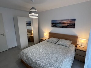 Iron/ironing board, WiFi, bed sheets