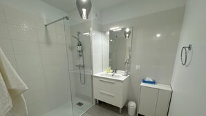 Dusj, hårføner, håndklær og såpe