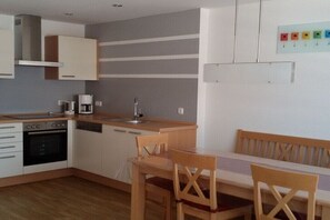 Frigorífico, horno, placa de cocina y lavavajillas