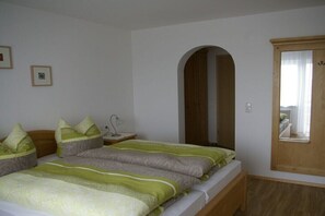 Tabla de planchar con plancha, cuna de viaje, wifi gratis y ropa de cama