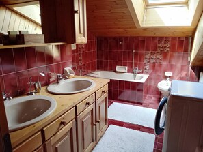 Asciugacapelli, bidet, asciugamani, sapone