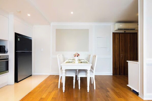 Suíte presidencial, 2 quartos, acesso ao Club Lounge, vista para a cidade | Opções para refeição no quarto