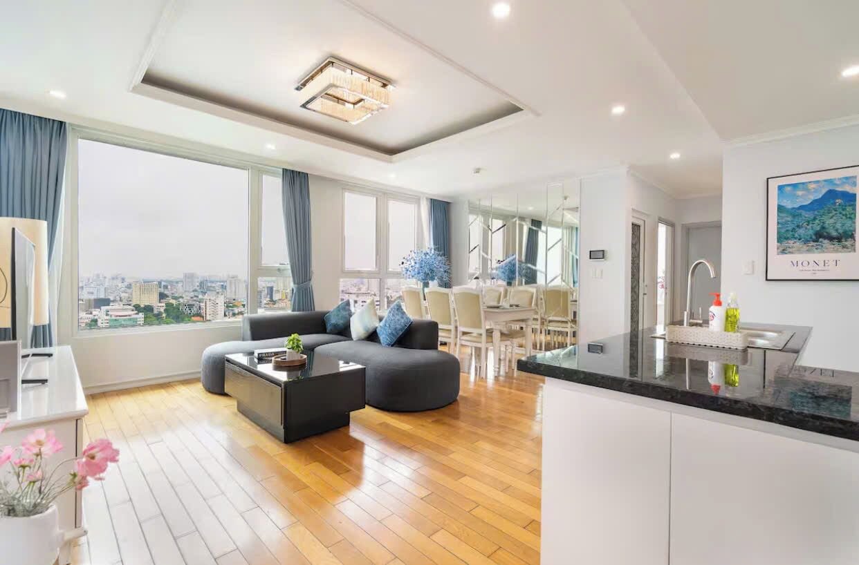 Phòng Suite dành cho gia đình, 3 phòng ngủ, quyền sử dụng Club Lounge, quang cảnh thành phố | Khu phòng khách | Smart TV 65-inch có truyền hình cáp, lò sưởi, Netflix 